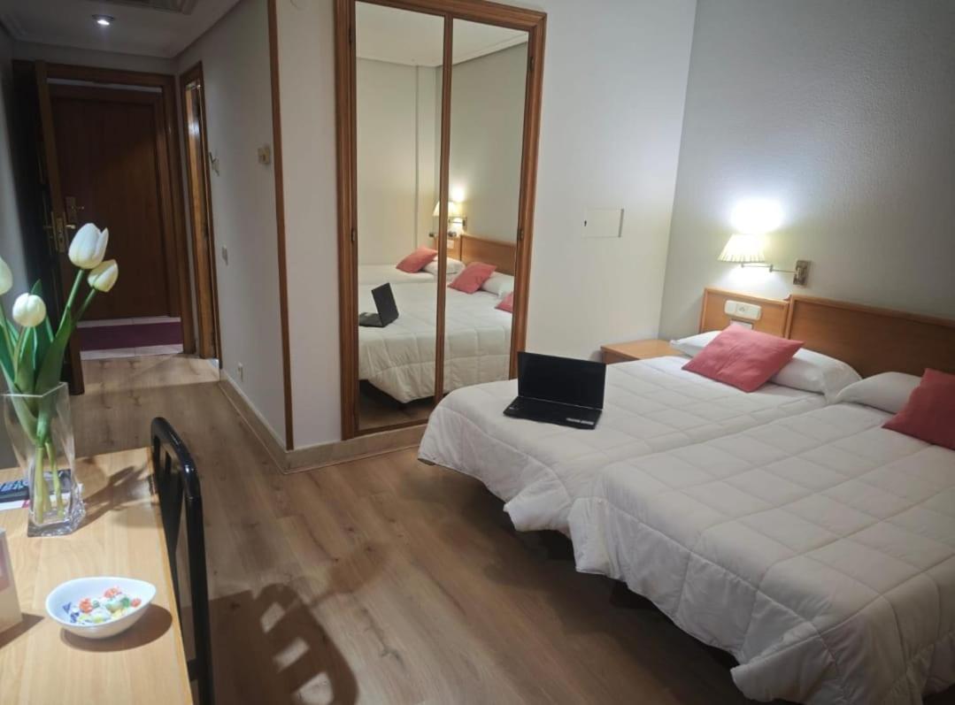 Hotel Helmantico Villares de la Reina Exteriör bild